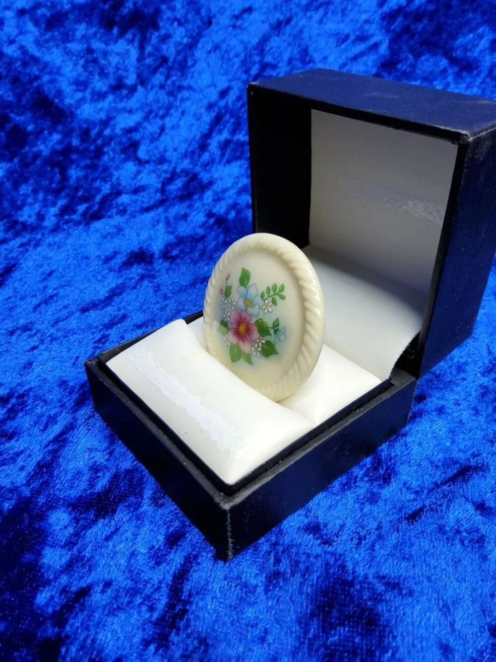 vintage avon 1950s-60s beautifull floral porcelain button brooch